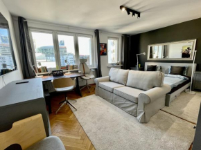 HOLIDAY 4 metro WiFi 70'TV Netflix Disney AppleTV, Warsaw